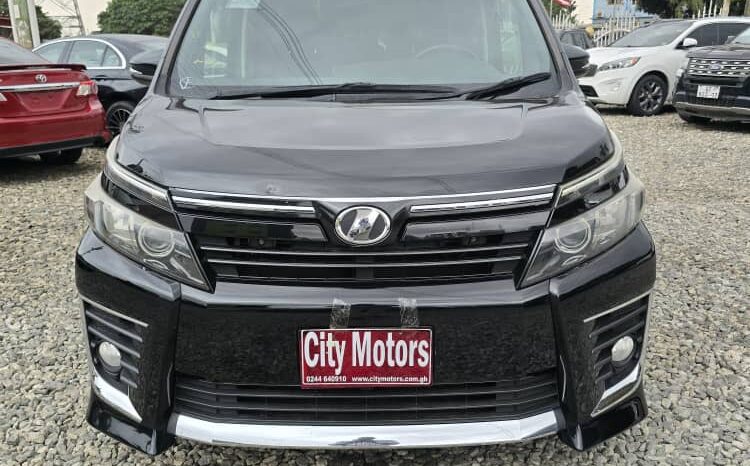 Toyota Voxy 2014 full