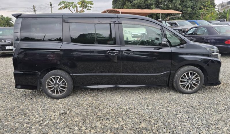 Toyota Voxy 2014 full