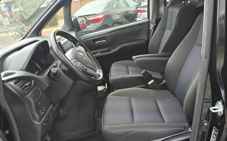 Toyota Voxy 2014 full