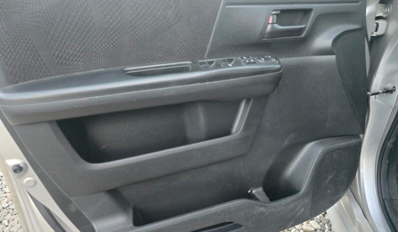 Toyota Voxy 2012 full