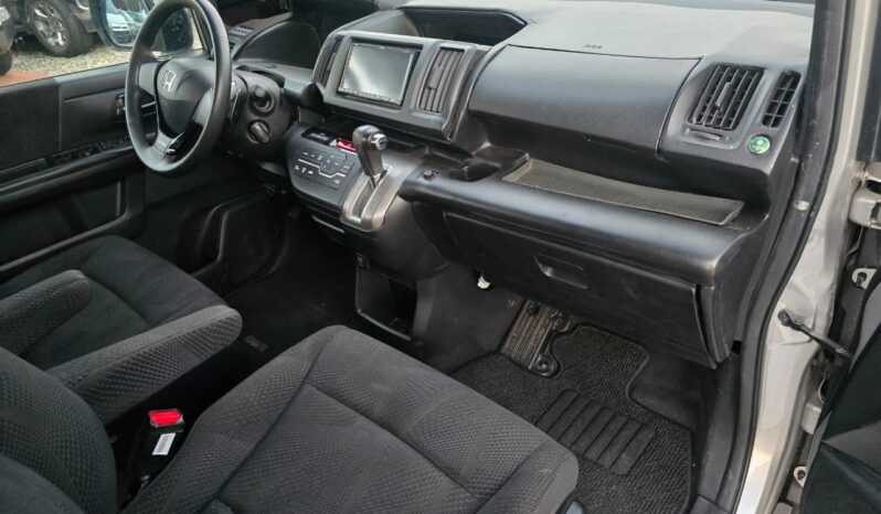 Toyota Voxy 2012 full