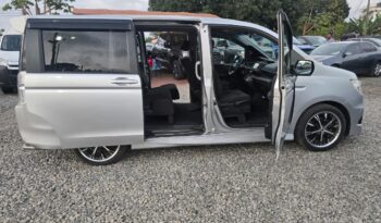 Toyota Voxy 2012 full