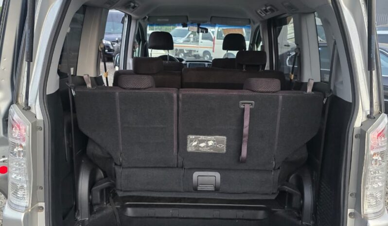 Toyota Voxy 2012 full