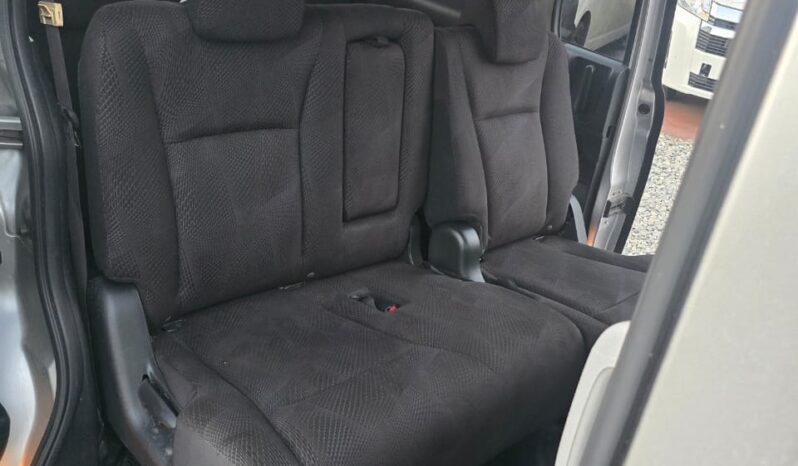 Toyota Voxy 2012 full